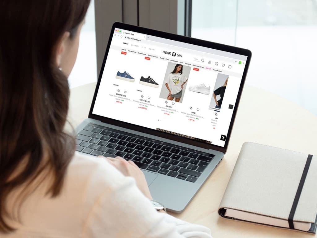 Cumpărături online pe laptop, pe Fashion Days